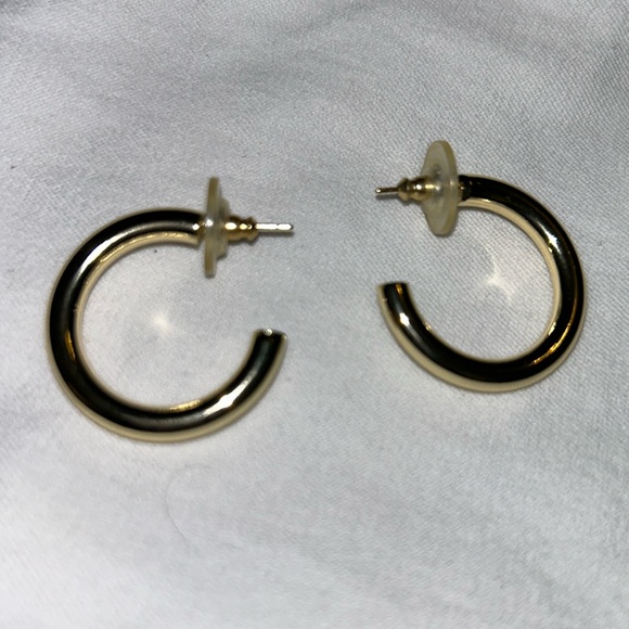 NWT Oval shaped gold tone hoops 1 1/2” drop - Picture 1 of 4